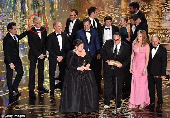 سافيانو كان حاضراً على المسرح مع أسرة الفيلم أثناء تسلمها لجائزة الأوسكار