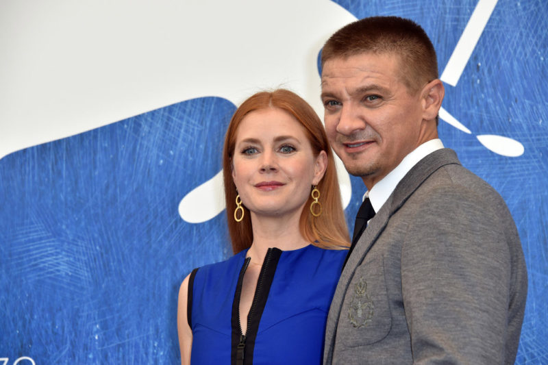 Amy-Adams-Jeremy-Renner-Arrival-Photocall-Venice-Film-Festival2016-Red-Carpet-Fashion-Fendi-Tom-Lorenzo-Site-1