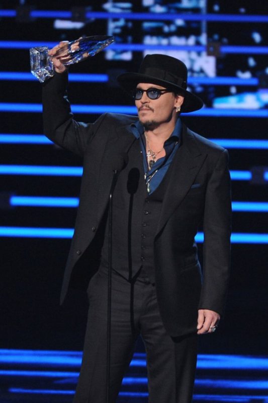 johnny-depp-at-the-peoples-choice-awards2016