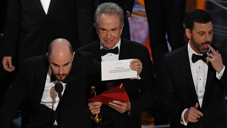 Oscars-2017-89th-Annual-Academy-Awards-Warren-Beatty-Jimmy-Kimmel-Photo-Credit-MARK-RALSTON-AFP-Getty-Images